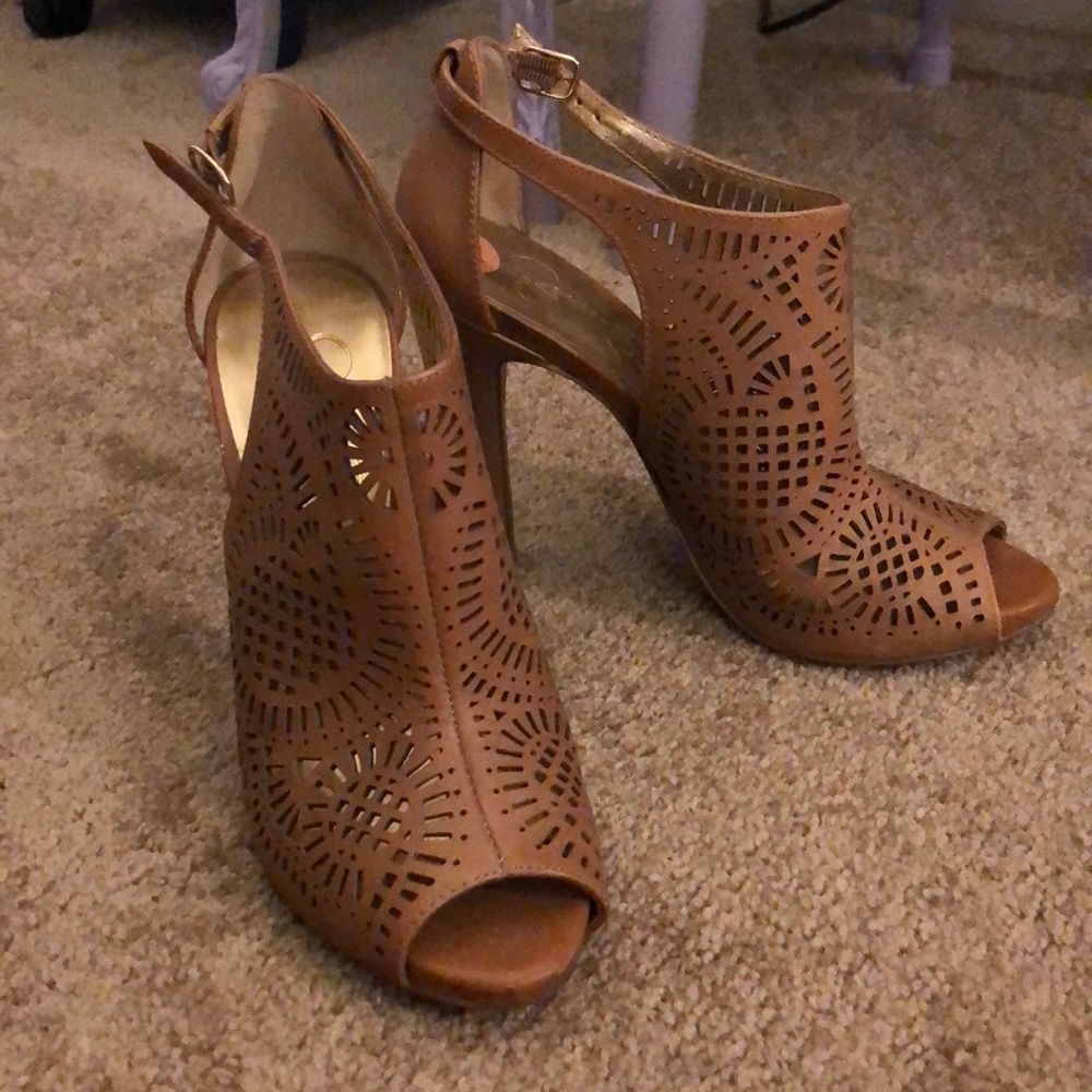 Jessica Simpson peep toe with laser cut out